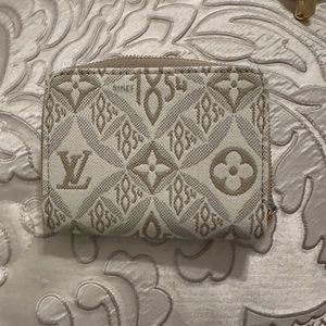 New wallet never used.